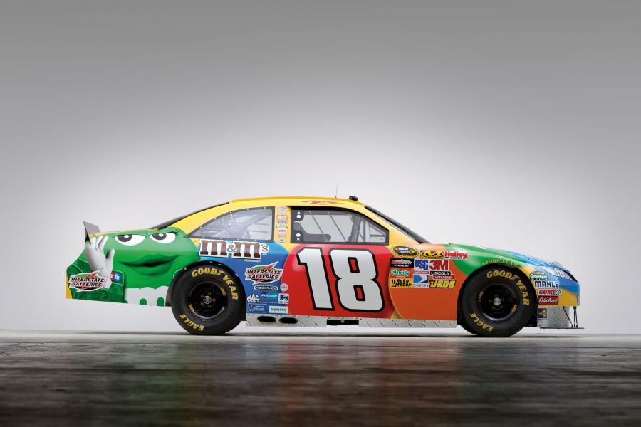  Toyota Camry Kyle Busch #18 NASCAR Race Car 2011 года  (фото 23 из 26)